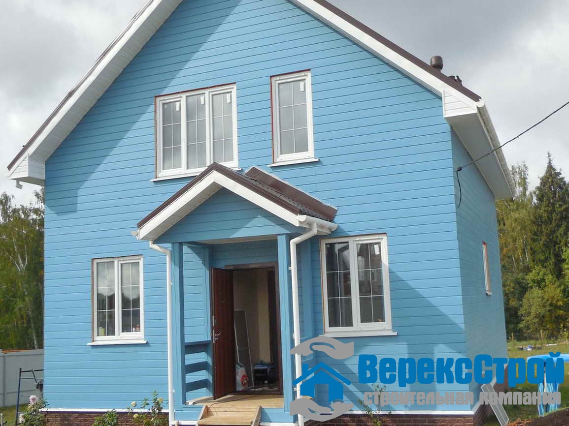 Покрасить дом снаружи цвета фото. Голубой домик. Покрашенный дом. Синий дачный домик. Деревянный дом голубого цвета.